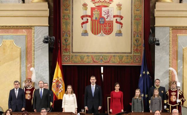 Sus Majestades los Reyes, acompañados de la Princesa de Asturias y la Infanta Sofía, la presidenta del Congreso de los Diputados y el presidente del S