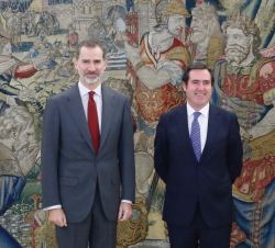 Don Felipe, acompañado del presidente de la CEOE, Antonio Garamendi Lecanda