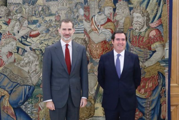 Don Felipe, acompañado del presidente de la CEOE, Antonio Garamendi Lecanda