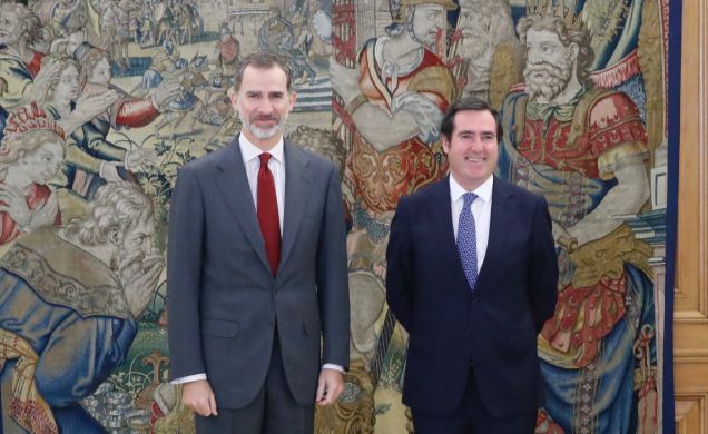 Don Felipe, acompañado del presidente de la CEOE, Antonio Garamendi Lecanda