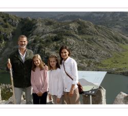 Felicitación de Navidad de Sus Majestades los Reyes. Fotografía de Sus Majestades los Reyes, Su Alteza Real la Princesa de Asturias y Su Alteza Real l