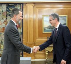 Su Majestad el Rey recibe el saludo del presidente de la Fundación pro Real Academia Española, Pablo Hernández de Cos
