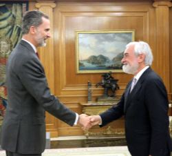 Su Majestad el Rey recibe el saludo del vicepresidente de la Fundación pro Real Academia Española, Darío Villanueva