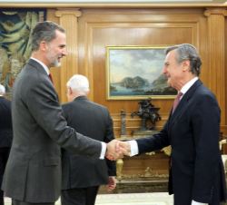 Su Majestad el Rey recibe el saludo del secretario de la Fundación pro Real Academia Española, Ricardo Martí Fluxá