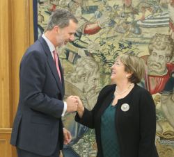 Su Majestad el Rey recibe el saludo de la Sra. Michelle Bachelet Jeria, Alta Comisionada de las Naciones Unidas para los Derechos Humanos