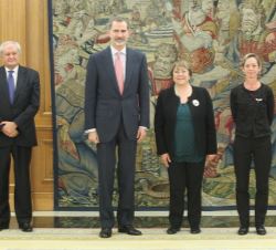 Su Majestad el Rey junto a la Sra. Michelle Bachelet Jeria, Alta Comisionada de las Naciones Unidas para los Derechos Humanos, el secretario de Estado