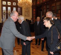 Su Majestad el Rey Don Juan Carlos recibe el saludo de Carmen Reinhart, "Premio de Economía Rey Juan Carlos"