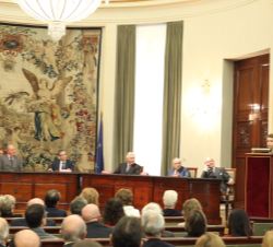 Su Majestad el Rey Don Juan Carlos durante la intervención de Carmen Reinhart tras recibir el "Premio de Economía Rey Juan Carlos"