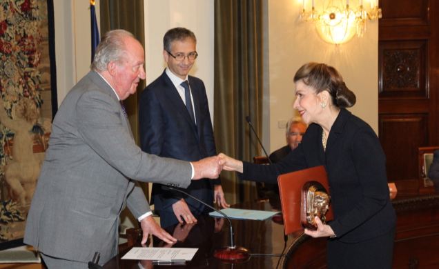 Su Majestad el Rey don Juan Carlos hace entrega del "Premio de Economía Rey Juan Carlos" a Carmen Reinhart
