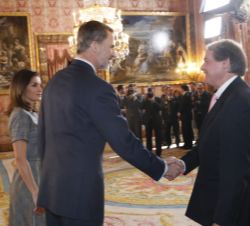 Su Majestad el Rey recibe el saludo del presidente de la Fundación Princesa de Girona, Francisco Belil