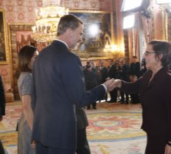 Su Majestad el Rey recibe el saludo de la directora general de la Fundación Princesa de Girona, Mónica Margarit