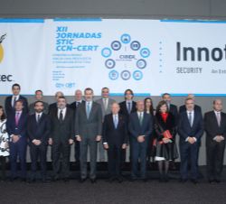 Su Majestad el Rey junto a las autoridades, ponentes destacados y representantes de la organización de las XII Jornadas STIC