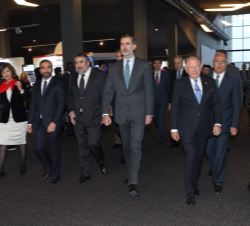 Don Felipe se dirige a la Sala 25 donde tiene lugar la inauguración de las Jornadas