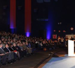 Don Felipe durante la bienvenida de la maestra de ceremonias, Ángeles Blanco