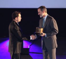Su Majestad el Rey hace entrega a Raúl Siles del premio 2018 del CCN a la trayectoria profesional en favor de la ciberseguridad