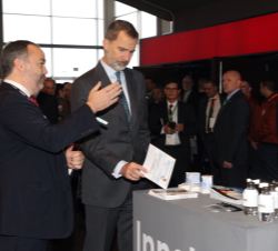 Su Majestad el Rey durante la visita a los stands de entidades colaboradoras
