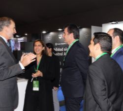Su Majestad el Rey conversa con participantes de las Jornadas STIC