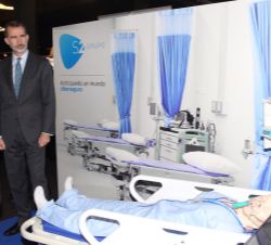 Don Felipe visita el stand de S2 Group