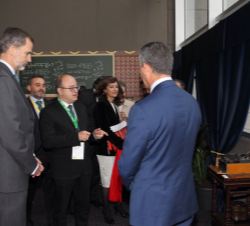 Su Majestad el Rey ante una pieza histórica de encriptado durante la visita a los stands