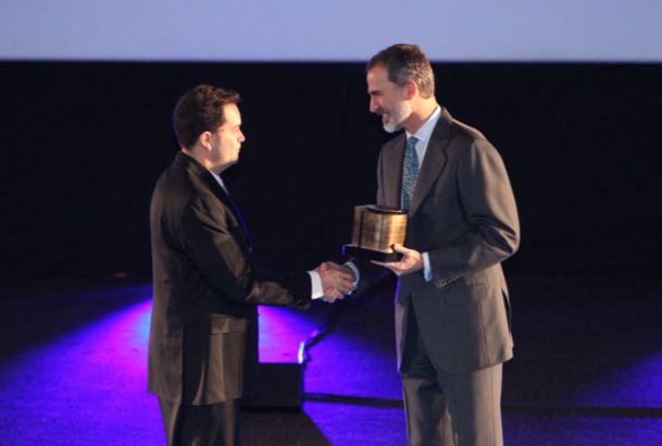 Su Majestad el Rey hace entrega a Raúl Siles del premio 2018 del CCN a la trayectoria profesional en favor de la ciberseguridad