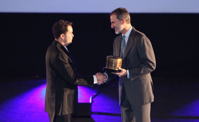 Su Majestad el Rey hace entrega a Raúl Siles del premio 2018 del CCN a la trayectoria profesional en favor de la ciberseguridad
