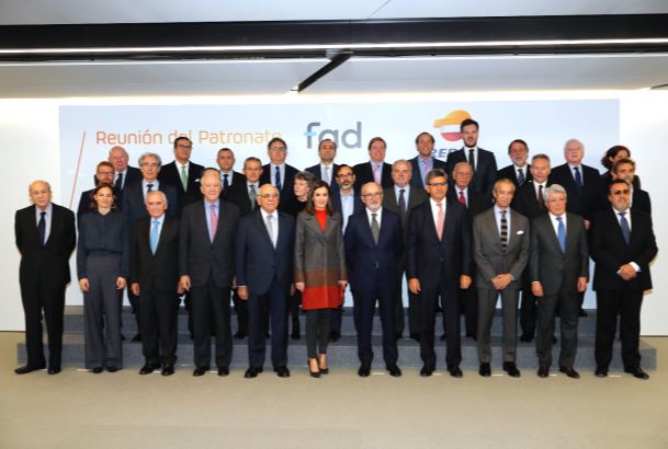 Su Majestad la Reina junto a los miembros del Patronato de la 