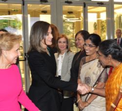 Doña Letizia recibió el saludo de los ponentes asistentes al congreso
