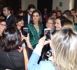 Doña Letizia tras finalizar el Congreso conversa con los asistentes