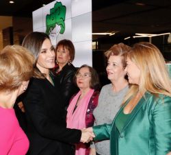 Doña Letizia recibió el saludo de los asistentes al congreso