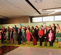 Su Majestad la Reina junto a los asistentes al Congreso