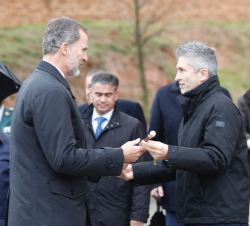 Don Felipe recibe el baston de mando de manos del ministro del Interior