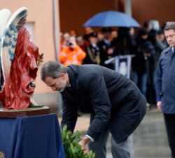 Don Felipe durante la ofrenda floral del homenaje a los policías fallecidos en acto de servicio