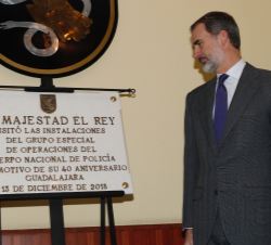 Su Majestad el Rey ante la placa conmemorativa del 40 aniversario del GEO