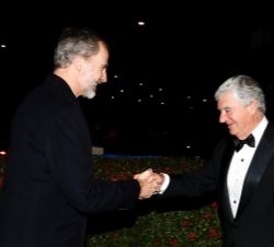 Su Majestad el Rey recibe el saludo del presidente de Vocento, Santiago Bergareche