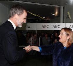Su Majestad el Rey recibe el saludo de la presidenta del Congreso de los Diputados, Ana Pastor