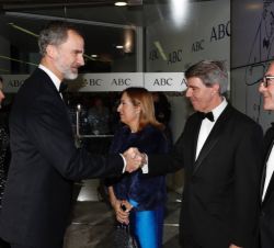 Sus Majestades los Reyes durante los saludos de bienvenida