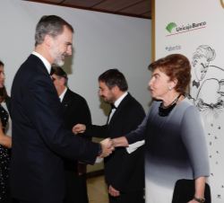 Sus Majestades los Reyes reciben el saludo de los premiados