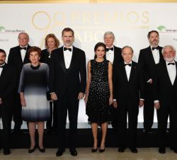 Sus Majestades los Reyes junto al Jurado y los glardonados