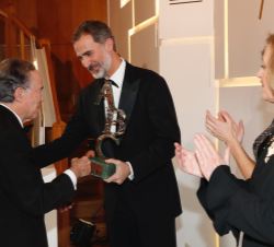 Don Felipe hace entrega a Gregorio Marañón y Bertrán de Lis del premio Mariano de Cavia, por el artículo «La desmemoria que no cesa», publicado en el 
