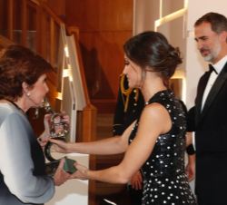 Pilar de Yarza Mompeón recibe el premio Luca de Tena de manos de Doña Letizia, por su trayectoria en la cabeza del periódico Heraldo de Aragón