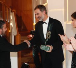 Don Felipe hace entrega del premio Mingote a Jesús Fernández Salvadores, por la fotografía «El infierno provocado», publicada en el «Diario de León» e