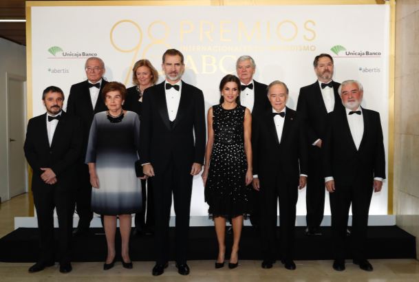 Sus Majestades los Reyes junto al Jurado y los glardonados