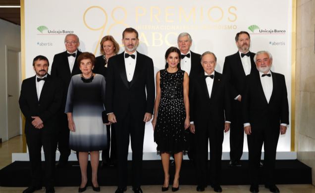 Sus Majestades los Reyes junto al Jurado y los glardonados
