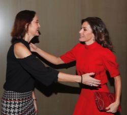 Su Majestad la Reina recibe el saludo de la ministra de Industria, Comercio y Turismo, Reyes Maroto