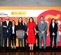 Su Majestad la Reina junto a las autoridades  y miembros del jurado