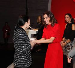 Su Majestad la Reina hace entrega del Premio Nacional a la Promoción en la Industria de la Moda a Leonor Pérez Pita