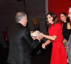 Doña Letizia hace entrega del Premio Nacional a la mejor Industria Textil y de la Confección a Dolores Promesas, recoge el premio Javier Lapeña, socio
