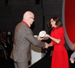 Su Majestad la Reina hace entrega del Premio Nacional a la mejor Industria del Calzado a Calzados Victoria, recoge el premio Liborio Sevilla, consejer