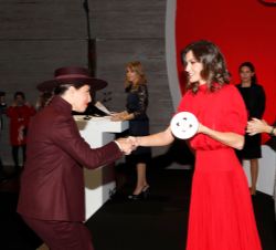 Doña Letizia hace entrega del Premio Nacional al Emprendimiento innovador a Oteyza, recogen el premio Paul García de Oteyza y Caterina Pañeda, directo