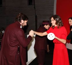 Doña Letizia hace entrega del Premio Nacional al Emprendimiento innovador a Oteyza, recogen el premio Paul García de Oteyza y Caterina Pañeda, directo